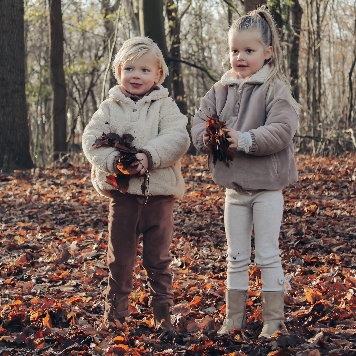 De Two You Label lilly legging in de kleur skinny beach kan niet ontbreken in de kledingkast van je dochter. Deze comfortabele legging heeft een nauwsluitende pasvorm en is gemaakt van een zachte en rekbare stof die je kleintje alle bewegingsvrijheid biedt. VanZus