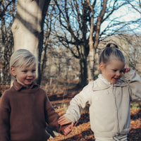 De Two You Label flora gebreid vest in de kleur oat is een prachtig vestje vol geborduurde bloemetjes. Dit vest, gemaakt van zachte en comfortabele gebreide stof, biedt warmte en stijl in één. De lichte oat kleur zorgt ervoor dat je het vest makkelijk kan combineren met verschillende outfits. VanZus