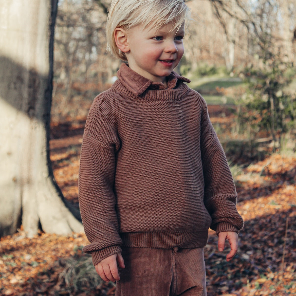 De Two You Label noah gebreide trui in de kleur brown rust is de essential voor de koudere dagen! De trui is gemaakt van een heerlijk zachte gebreide stof, wat zorgt voor extra warmte en comfort. VanZus