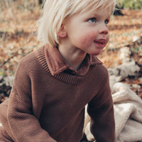 De Two You Label noah gebreide trui in de kleur brown rust is de essential voor de koudere dagen! De trui is gemaakt van een heerlijk zachte gebreide stof, wat zorgt voor extra warmte en comfort. VanZus