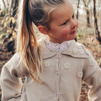 De Two You Label flora gebreid vest in de kleur oat is een prachtig vestje vol geborduurde bloemetjes. Dit vest, gemaakt van zachte en comfortabele gebreide stof, biedt warmte en stijl in één. De lichte oat kleur zorgt ervoor dat je het vest makkelijk kan combineren met verschillende outfits. VanZus