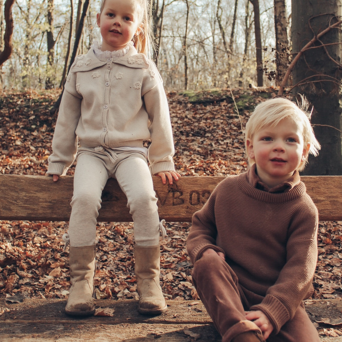 De Two You Label noah gebreide trui in de kleur brown rust is de essential voor de koudere dagen! De trui is gemaakt van een heerlijk zachte gebreide stof, wat zorgt voor extra warmte en comfort. VanZus