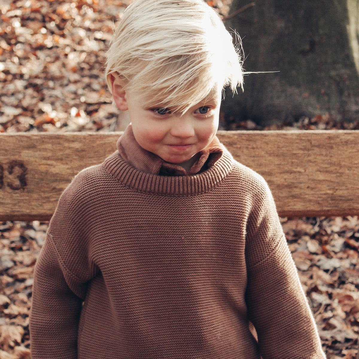 De Two You Label noah gebreide trui in de kleur brown rust is de essential voor de koudere dagen! De trui is gemaakt van een heerlijk zachte gebreide stof, wat zorgt voor extra warmte en comfort. VanZus