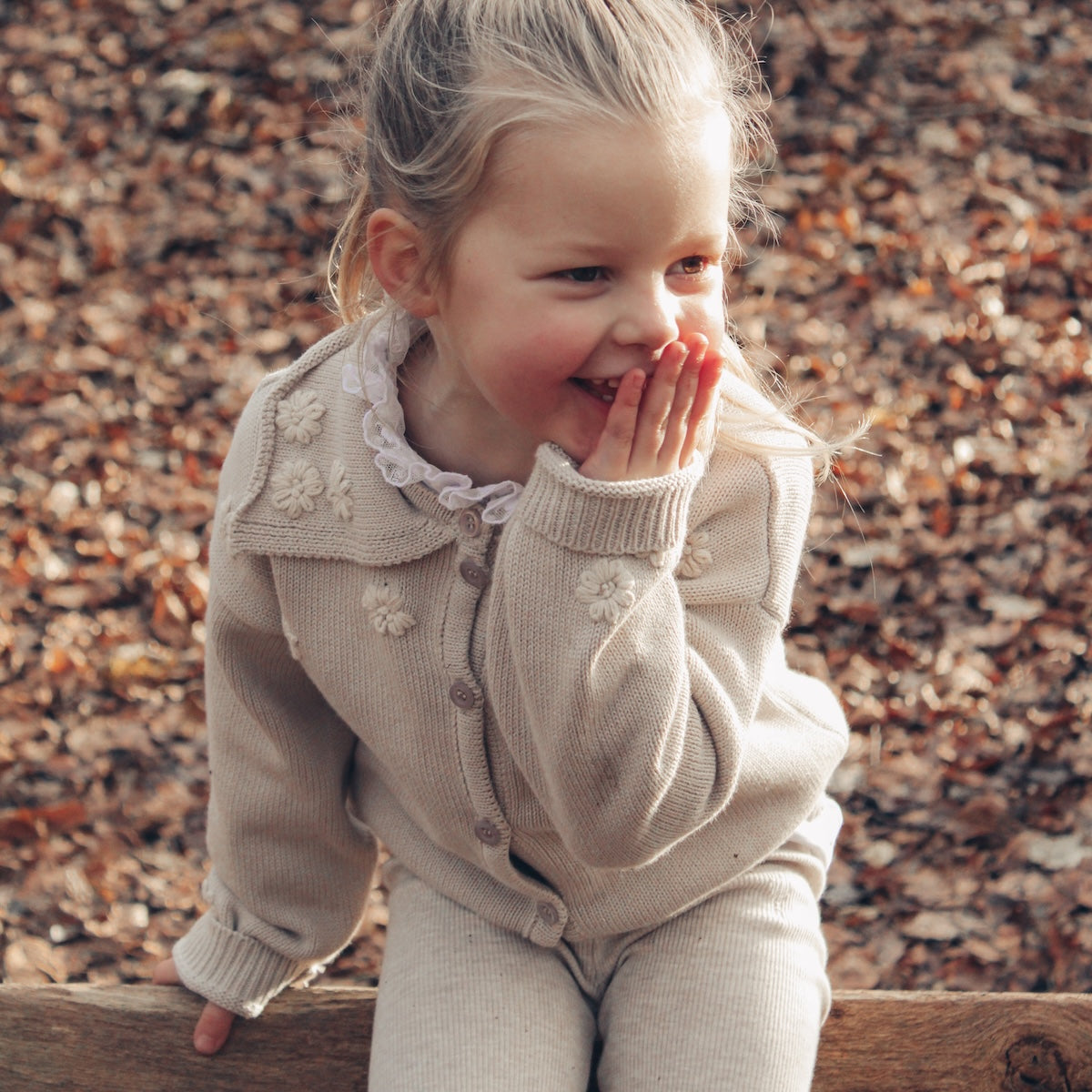 De Two You Label flora gebreid vest in de kleur oat is een prachtig vestje vol geborduurde bloemetjes. Dit vest, gemaakt van zachte en comfortabele gebreide stof, biedt warmte en stijl in één. De lichte oat kleur zorgt ervoor dat je het vest makkelijk kan combineren met verschillende outfits. VanZus