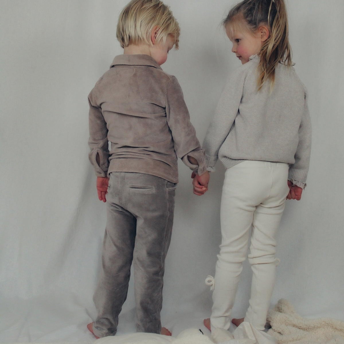 De Two You Label finn ribbed blouse in de kleur taupe is een leuke toevoeging aan de garderobe van jouw kind. De blouse is gemaakt van zachte, rib gebreide stof en heeft een warme taupe kleur, waardoor de blouse makkelijk te combineren is met verschillende outfits. VanZus