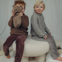 De Two You Label noah gebreide trui in de kleur taupe is de essential voor de koudere dagen! De trui is gemaakt van een heerlijk zachte gebreide stof, wat zorgt voor extra warmte en comfort. VanZus