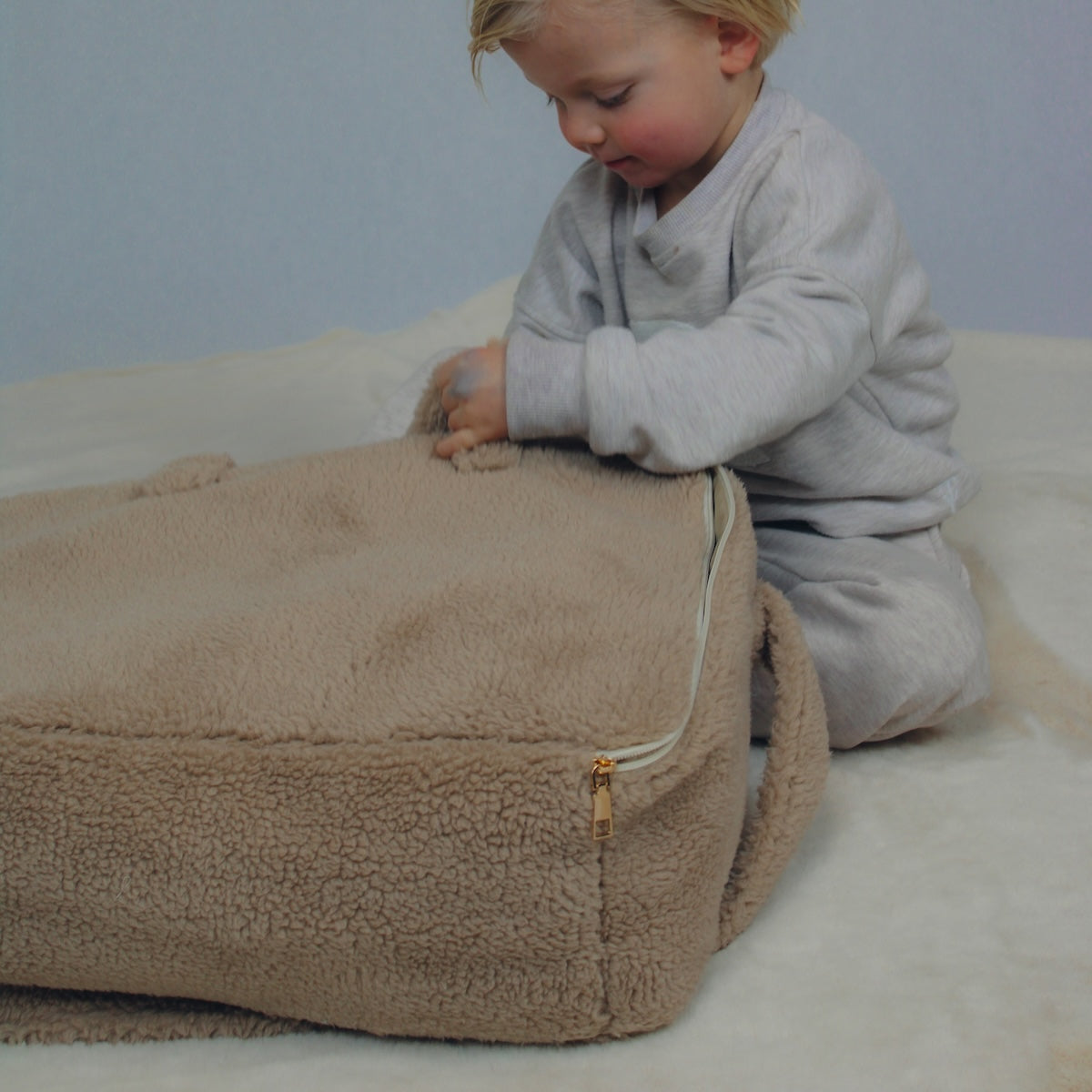 De Two You Label teddy schoudertas in de kleur sand is een stijlvolle en knuffelbare tas die perfect is voor dagelijks gebruik. De tas is gemaakt van zachte teddystof in een warme zandkleur en past perfect bij elke outfit. VanZus