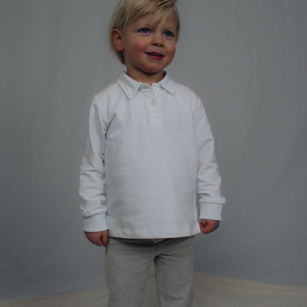 De Two You Label basic polo boys in de kleur white is een tijdloze polo die niet kan ontbreken in de kast van jouw zoon! De basic polo, in een neutrale witte kleur, is perfect voor casual en nette gelegenheden. VanZus