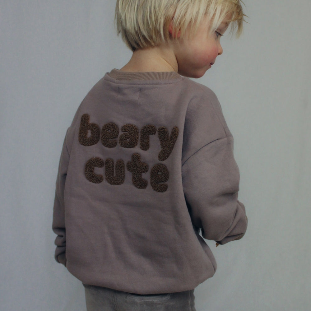 De Two You Label beary cute trui in de kleur taupe staat elk kindje! Deze schattige trui, gemaakt van zachte en comfortabele stof, heeft een lieve 'beary cute' tekst op de achterkant van de trui. VanZus