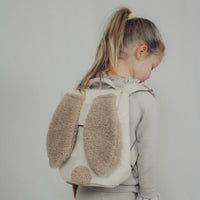 De Two You Label bunny tas teddy in de kleur sand is het schattigste accessoire voor je kleintje! De zachte teddy tas met de warme zandkleur, heeft de vorm van een lief konijntje en is perfect om kleine spulletjes in mee te nemen. VanZus