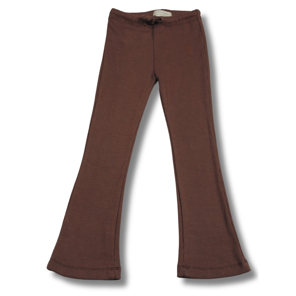 De Two You Label lilly straight legging in de kleur taupe kan niet ontbreken in de kledingkast van je dochter. Deze comfortabele legging heeft een nauwsluitende pasvorm met wijde pijpen en is gemaakt van een zachte en rekbare velvet rib stof die je kleintje alle bewegingsvrijheid biedt. VanZus