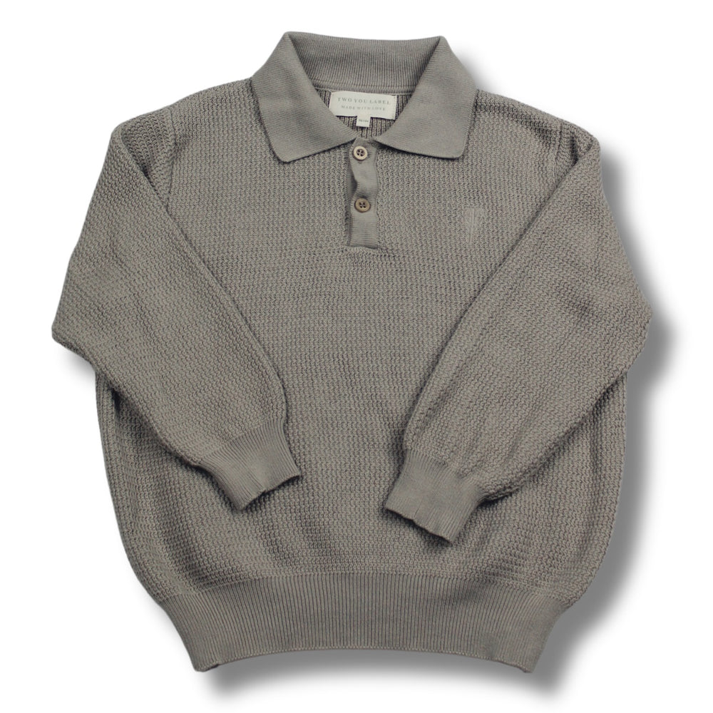 De gebreide richie polo van Two You Label in de kleur taupe is de perfecte mix van stijl en comfort voor je kleintje. De longsleeve heeft een polokraag die gemaakt is van een heerlijk zachte, gebreide stof die fijn aanvoelt. VanZus