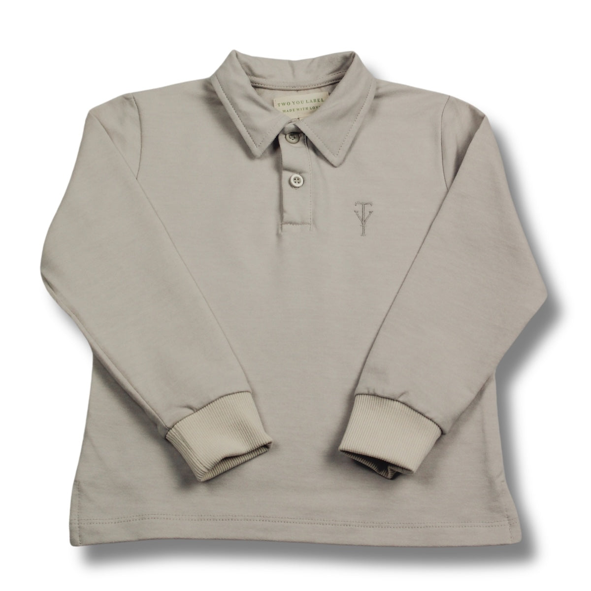 De Two You Label basic polo boys in de kleur sand is een tijdloze polo die niet kan ontbreken in de kast van jouw zoon! De basic polo, in een neutrale zandkleur, is perfect voor casual- en nette gelegenheden. VanZus