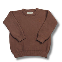 De Two You Label noah gebreide trui in de kleur brown rust is de essential voor de koudere dagen! De trui is gemaakt van een heerlijk zachte gebreide stof, wat zorgt voor extra warmte en comfort. VanZus