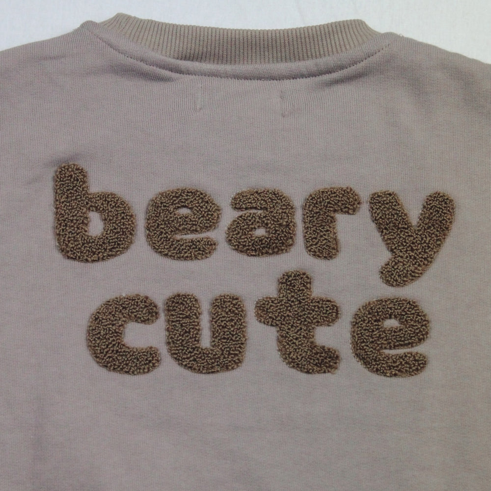 De Two You Label beary cute trui in de kleur taupe staat elk kindje! Deze schattige trui, gemaakt van zachte en comfortabele stof, heeft een lieve 'beary cute' tekst op de achterkant van de trui. VanZus