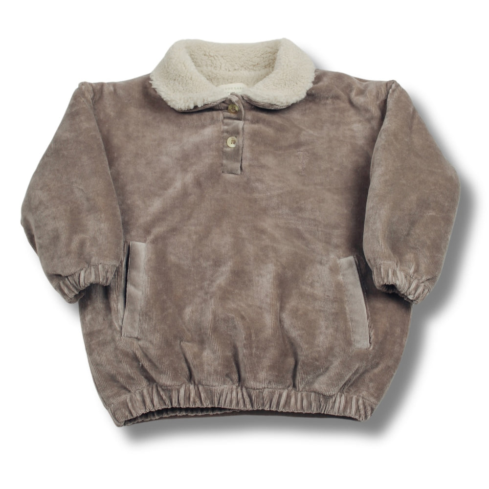 Deze leuke ribbed trui van Two You Label in de kleur taupe velvet is een heerlijke comfy trui die niet in de kledingkast mag ontbreken. De trui is gemaakt van een zachte velvet ribstof, met een binnenzijde van teddystof. VanZus