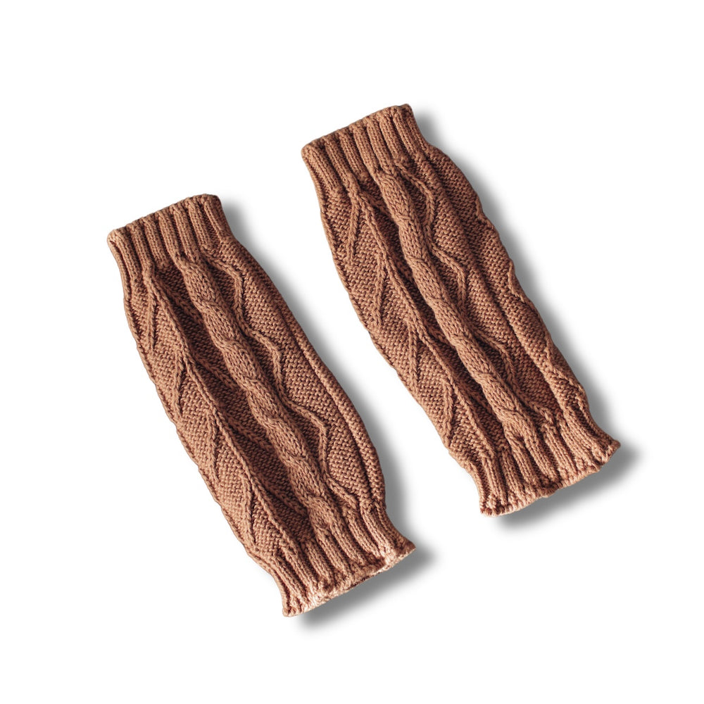 De Two You Label gebreide beenwarmers in de kleur brown rust zijn onmisbaar op de koudere dagen. De beenwarmers zijn gemaakt van een gebreide stof die de benen van je kleintje lekker warm houden en ze zien er ook nog eens trendy uit! VanZus