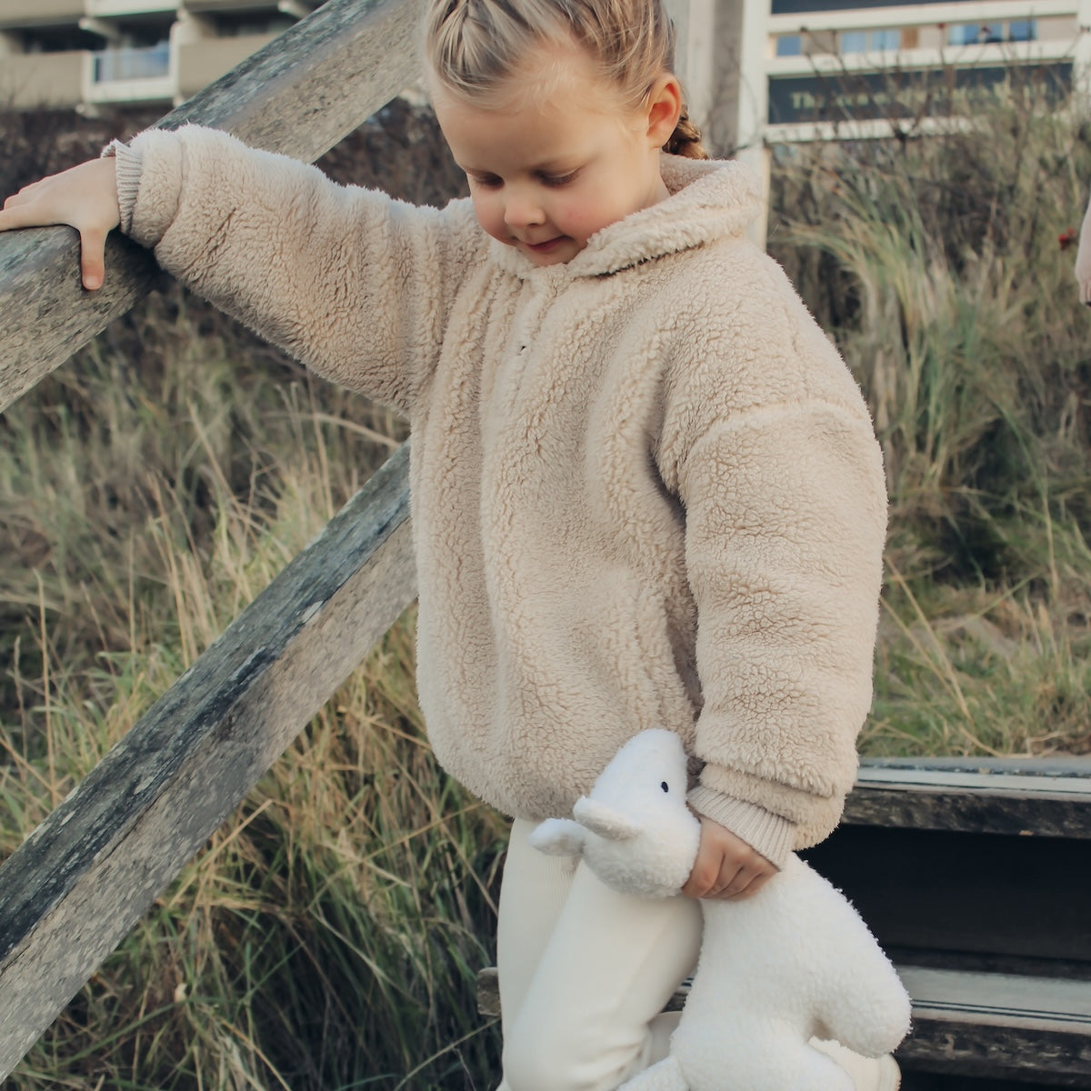 Deze leuke teddy trui van Two You Label in de kleur beach is een heerlijke comfy trui die niet in de kledingkast mag ontbreken. De trui is gemaakt van een zachte teddystof. Wat er niet alleen heel leuk uit ziet, maar ook nog eens lekker warm is. VanZus