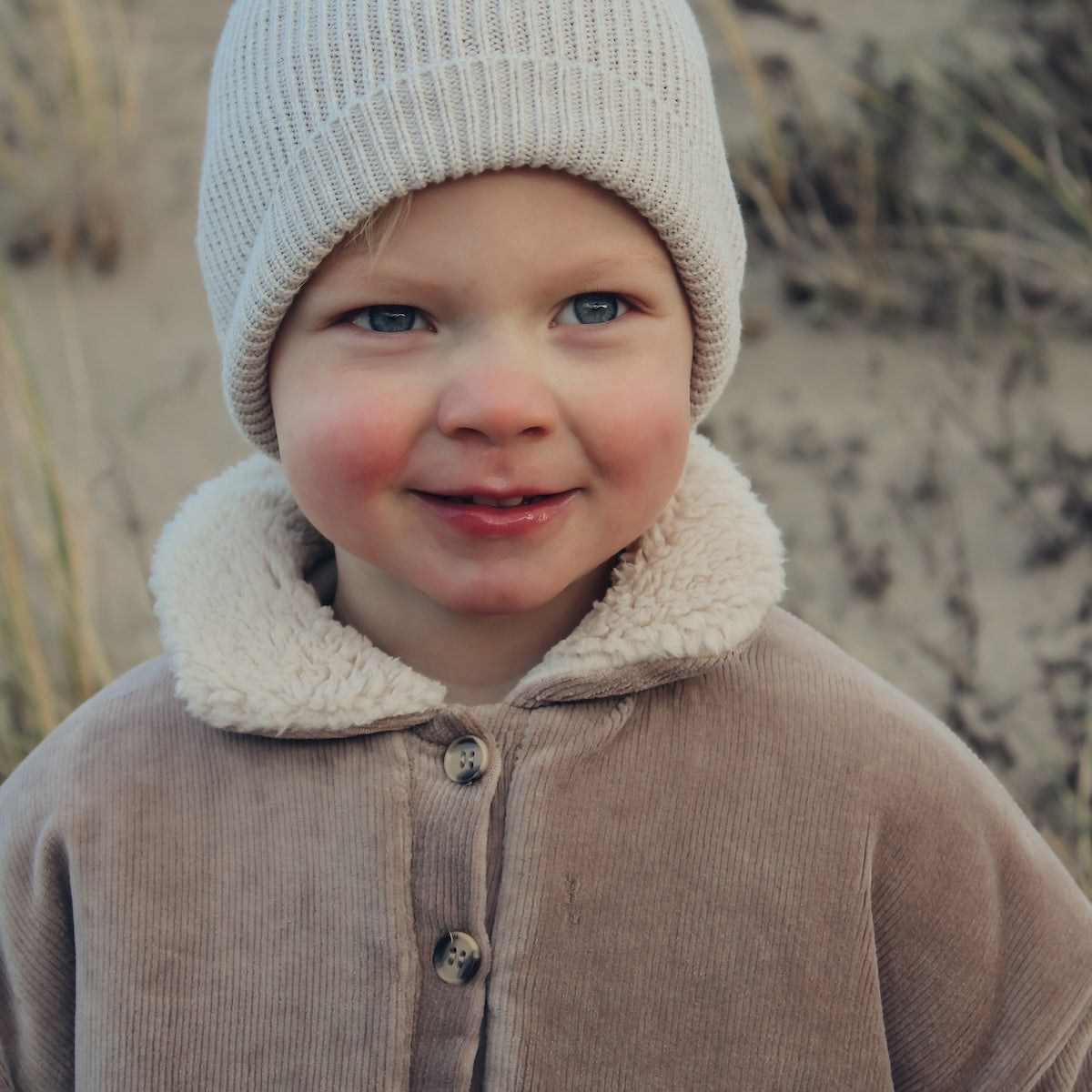 De Two You Label gebreide beanie in de kleur oat is de perfecte finishing touch voor de winteroutfit van je kleintje. De beanie is gemaakt van een zachte gebreide stof en houdt het hoofdje lekker warm tijdens de koude dagen. VanZus