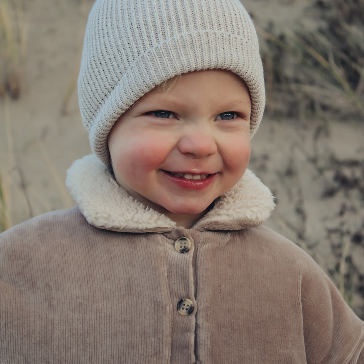 De Two You Label gebreide beanie in de kleur oat is de perfecte finishing touch voor de winteroutfit van je kleintje. De beanie is gemaakt van een zachte gebreide stof en houdt het hoofdje lekker warm tijdens de koude dagen. VanZus