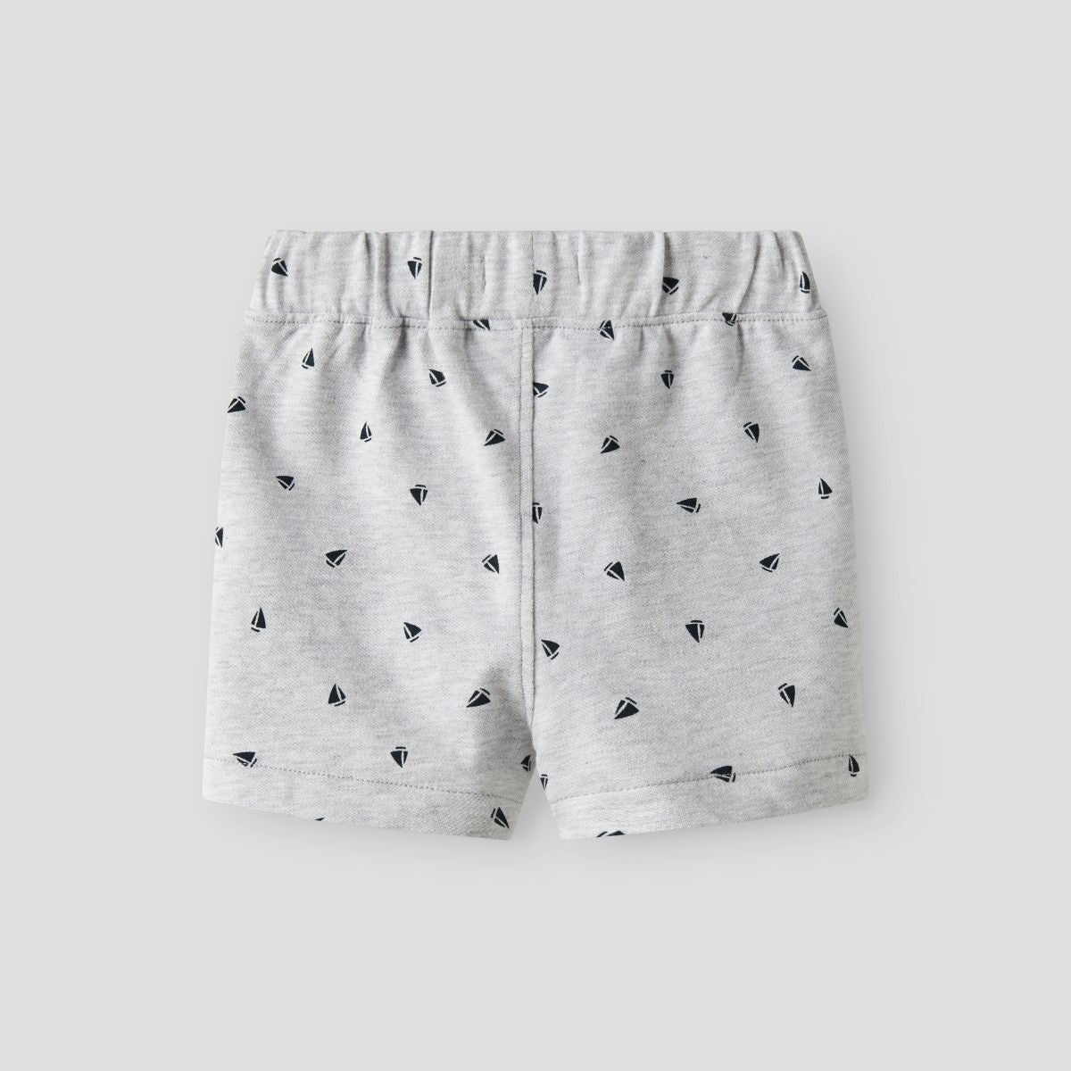 Als je op zoek bent naar een lekkere, zomerse short voor jouw kleintje, zoek dan niet verder! Met deze volo regular short in de kleur light grey melange boats van het merk Name It vang je twee vliegen in één klap! Deze shorts zijn namelijk niet alleen heel comfortabel, ze zien er ook heel leuk uit! VanZus