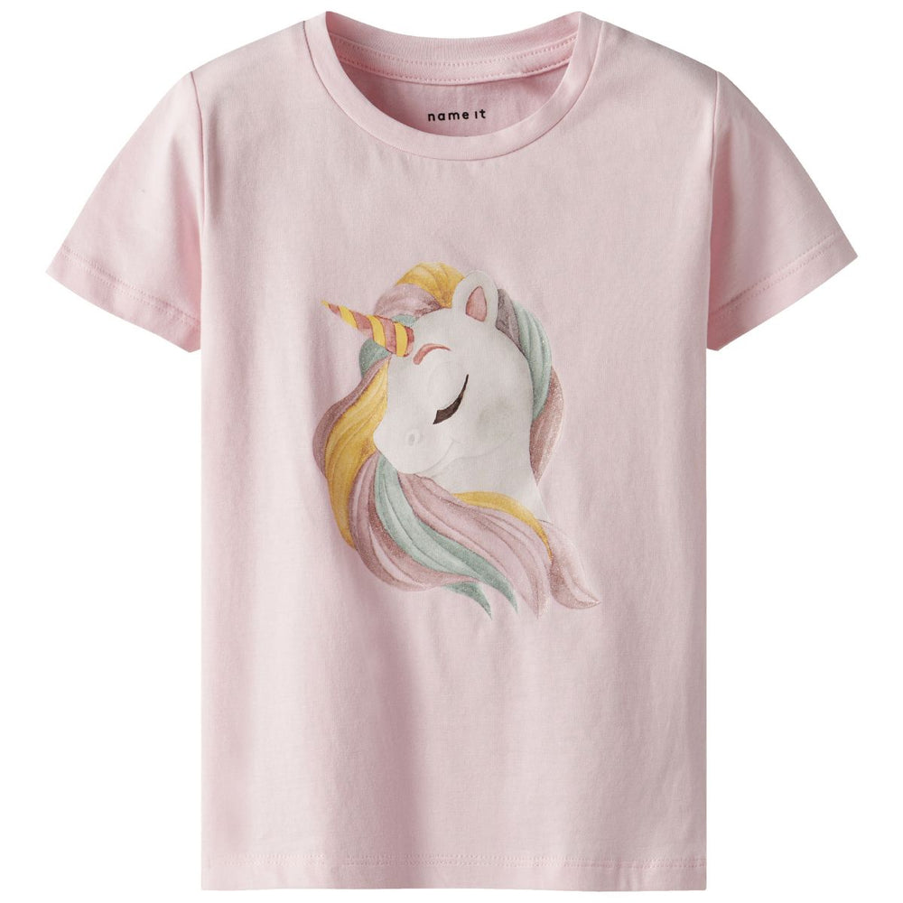Dit lieve shirt is de ideale basis voor comfortabele en schattige outfits. Het darlingas shirt in de kleur ballerina van het merk Name It is gemaakt van katoen en elastaan en voelt dan ook lekker zacht aan. VanZus