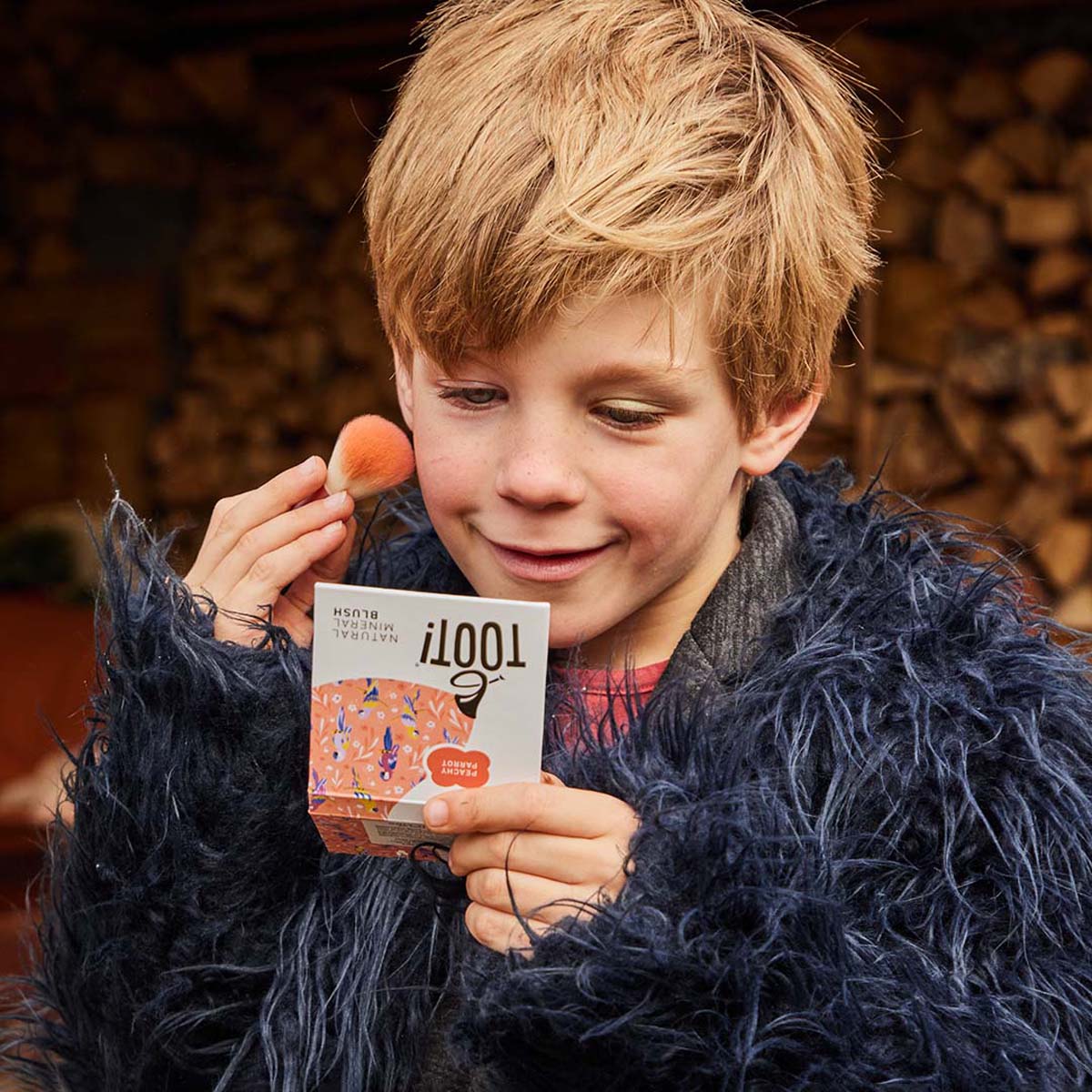 Heb je de natuurlijke mineral blush peachy parrot  van Toot! al gezien? Voeg subtiele glans toe aan jouw wangen met deze blush. Onschadelijk voor de gevoelige huid. Met sluitdeksel en handig spiegeltje. Mooie kindermake-up. VanZus