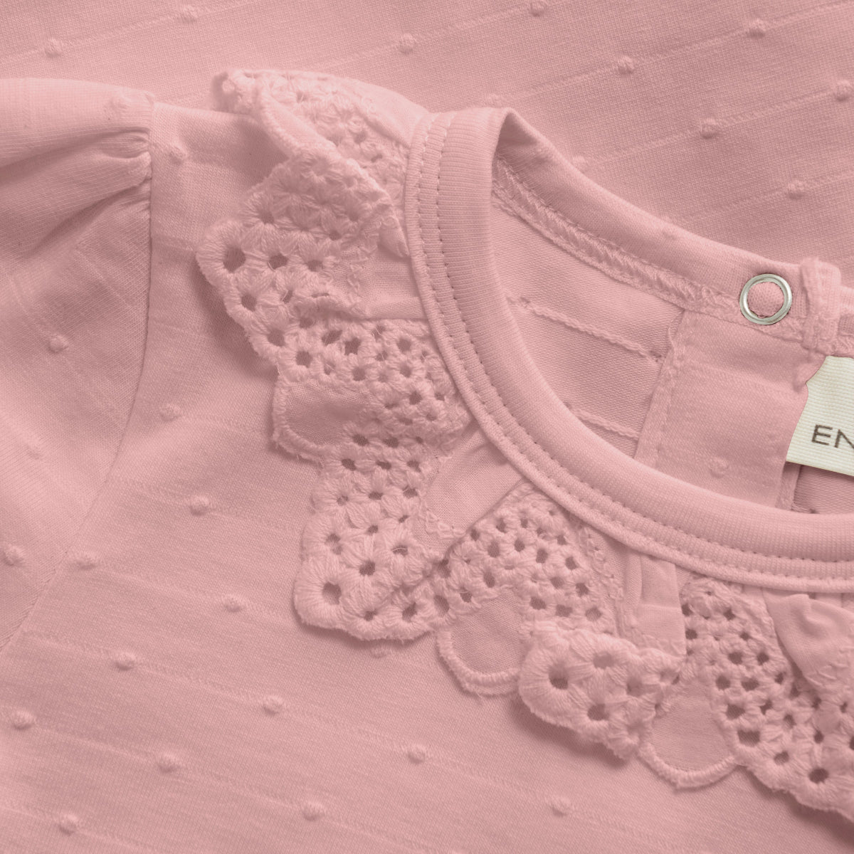 Het En Fant rompertje lange mouwen bridal rose is perfect voor jouw baby. Gemaakt van biologisch katoen en biedt warmte en comfort. Met schattig kraagje. VanZus