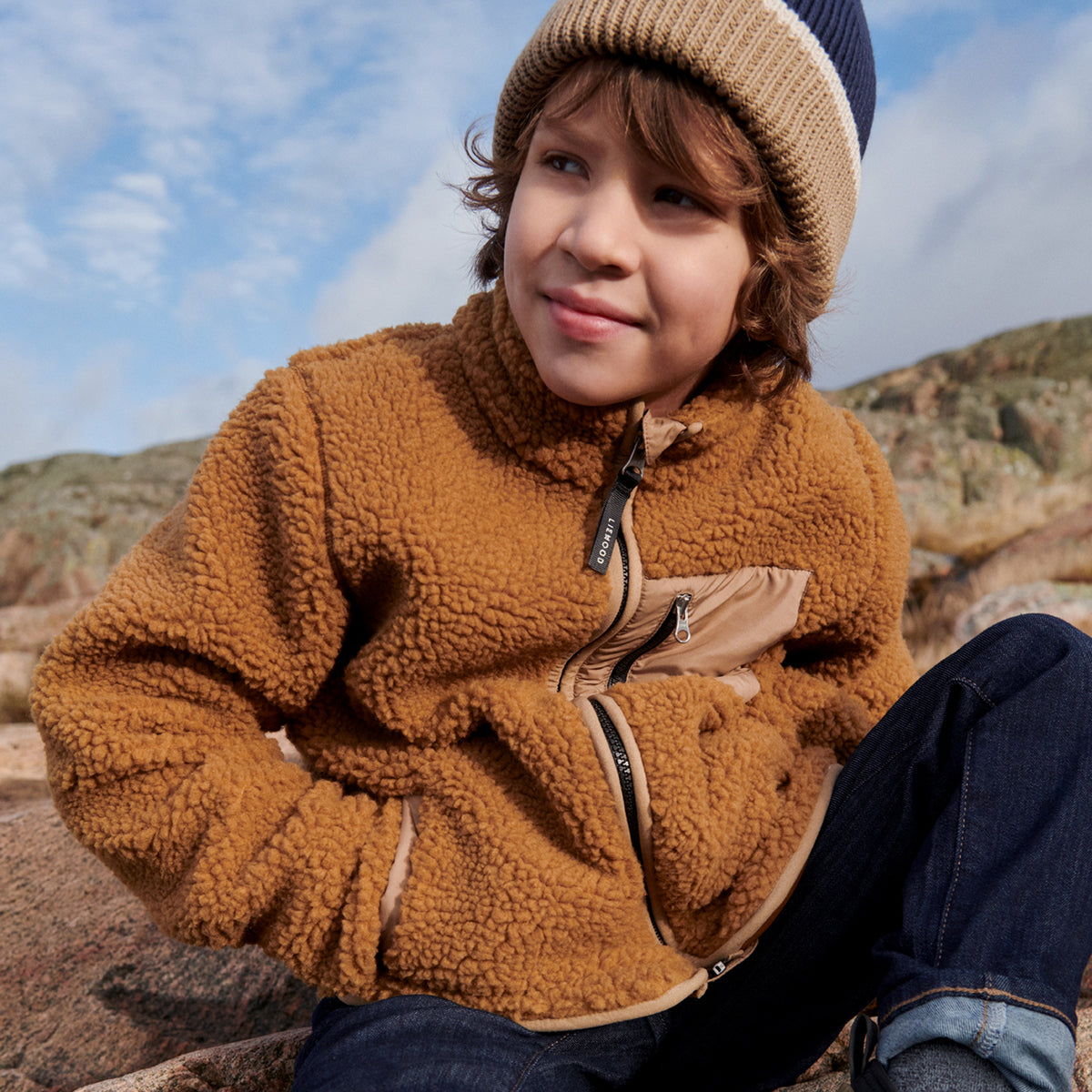 Ben je op zoek naar een fijne en stijlvolle fleece jas voor jouw kleintje voor de koudere wintermaanden? Dan is deze nolan fleece jas in mega golden caramel oat mix een echte must have. VanZus