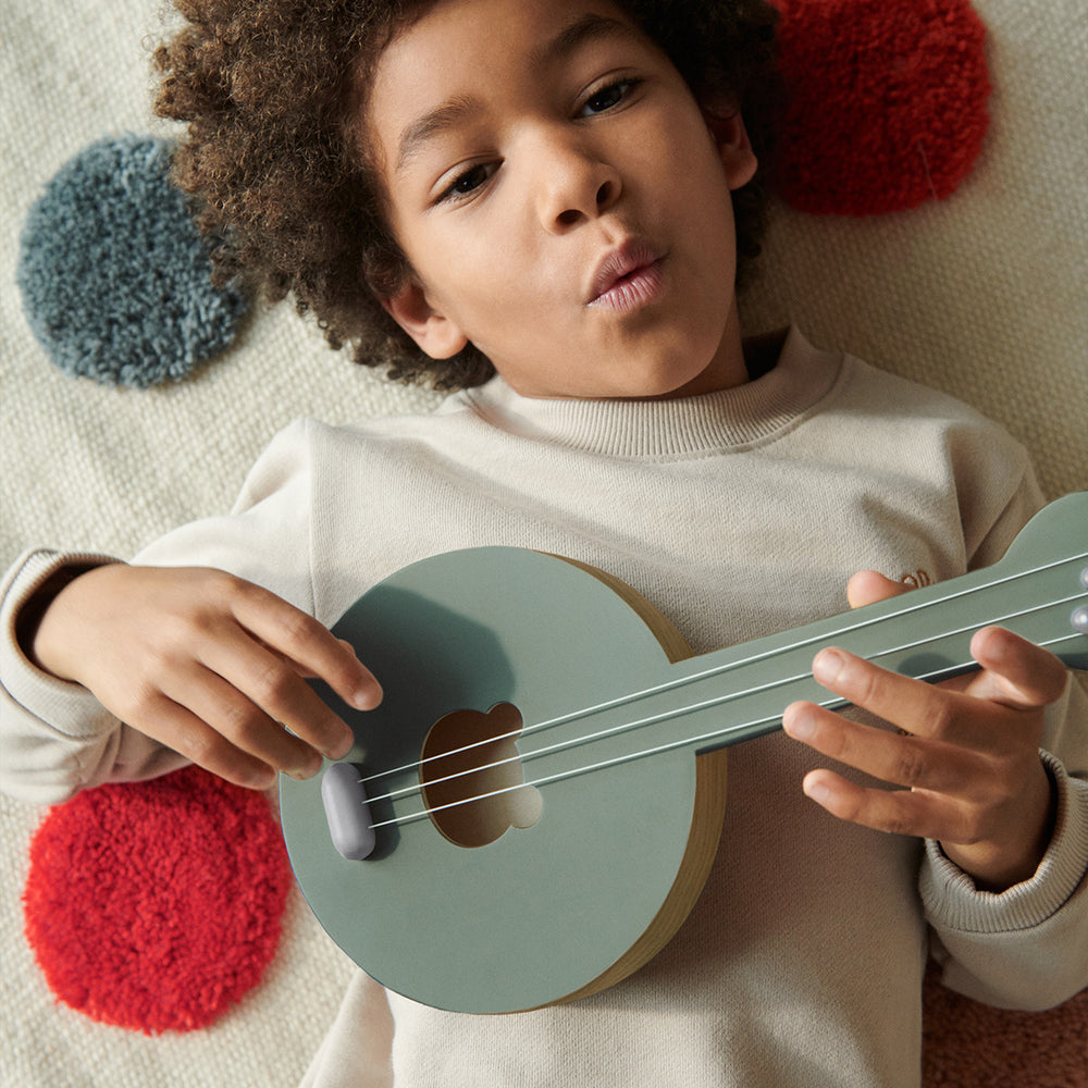 Is jouw kind een echte muzikant? Met de houten banjo chas faune green/dove blue van Liewood kan jouw kindje een echt optreden geven. Deze speelgoedbanjo is een eyecatcher in de kinderkamer of woonkamer. VanZus 