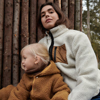 Tover jouw mini om tot een klein teddy beertje met deze baby jumpsuit teddy golden caramel van Liewood. Warm, zacht en superschattig. Het babypakje is eenvoudig aan en uit te trekken door drukknopen. VanZus