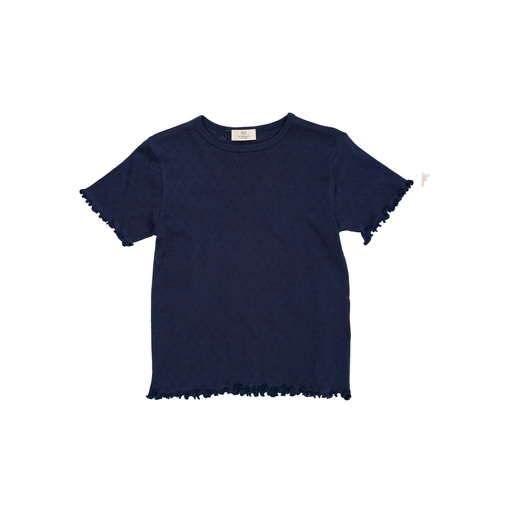 Een musthave: het pointelle heart t-shirt in kleur navy van Copenhagen Colors. Een zachte stof met subtiel hartjes motief en golvend randje. Hip! Te koop in maten 80 t/m 128 en diverse kleuren. VanZus