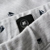 Als je op zoek bent naar een lekkere, zomerse short voor jouw kleintje, zoek dan niet verder! Met deze volo regular short in de kleur light grey melange boats van het merk Name It vang je twee vliegen in één klap! Deze shorts zijn namelijk niet alleen heel comfortabel, ze zien er ook heel leuk uit! VanZus
