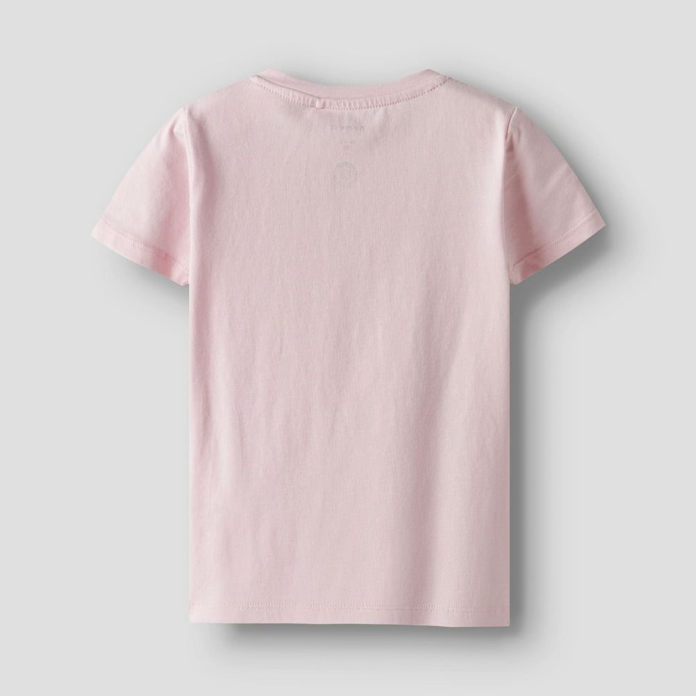 Dit lieve shirt is de ideale basis voor comfortabele en schattige outfits. Het darlingas shirt in de kleur ballerina van het merk Name It is gemaakt van katoen en elastaan en voelt dan ook lekker zacht aan. VanZus