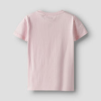 Dit lieve shirt is de ideale basis voor comfortabele en schattige outfits. Het darlingas shirt in de kleur ballerina van het merk Name It is gemaakt van katoen en elastaan en voelt dan ook lekker zacht aan. VanZus