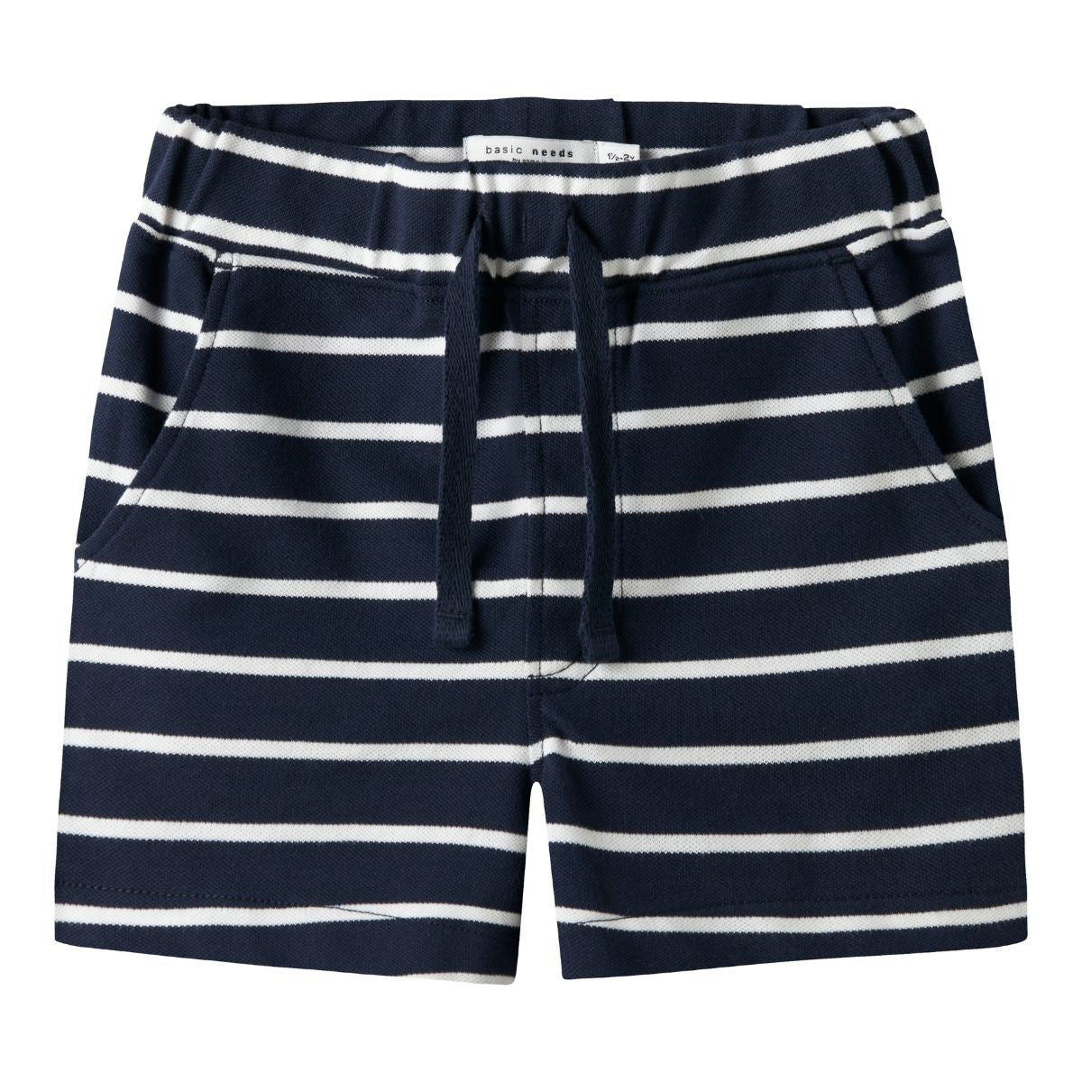 Als je op zoek bent naar een lekkere, zomerse short voor jouw kleintje, zoek dan niet verder! Met deze volo regular short in de kleur navy blazer white van het merk Name It vang je twee vliegen in één klap! VanZus