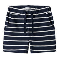Als je op zoek bent naar een lekkere, zomerse short voor jouw kleintje, zoek dan niet verder! Met deze volo regular short in de kleur navy blazer white van het merk Name It vang je twee vliegen in één klap! VanZus