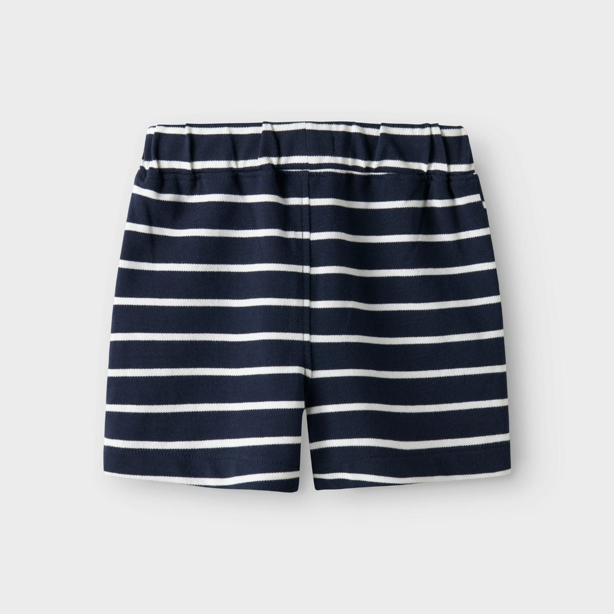 Als je op zoek bent naar een lekkere, zomerse short voor jouw kleintje, zoek dan niet verder! Met deze volo regular short in de kleur navy blazer white van het merk Name It vang je twee vliegen in één klap! VanZus