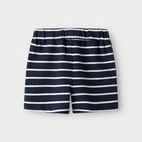 Als je op zoek bent naar een lekkere, zomerse short voor jouw kleintje, zoek dan niet verder! Met deze volo regular short in de kleur navy blazer white van het merk Name It vang je twee vliegen in één klap! VanZus