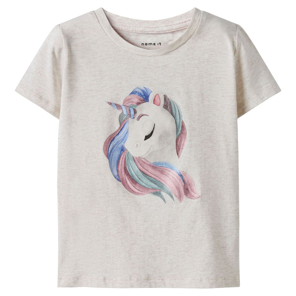 Dit lieve shirt is de ideale basis voor comfortabele en schattige outfits. Het darlingas shirt in de kleur peyote melange van het merk Name It is gemaakt van katoen en elastaan en voelt dan ook lekker zacht aan. VanZus