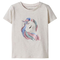 Dit lieve shirt is de ideale basis voor comfortabele en schattige outfits. Het darlingas shirt in de kleur peyote melange van het merk Name It is gemaakt van katoen en elastaan en voelt dan ook lekker zacht aan. VanZus