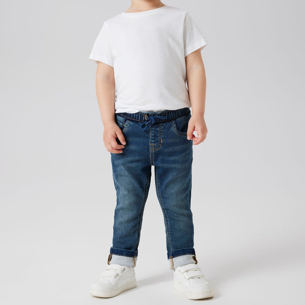 Je kleintje steelt de show in deze ryan slim jeans in de kleur vintage dark blue denim van het merk Name It! Deze schattige jeans is de perfecte basis van elke outfit. De stoere fit geeft deze broek een extra touch waarmee elke outfit een eyecatcher wordt! VanZus
