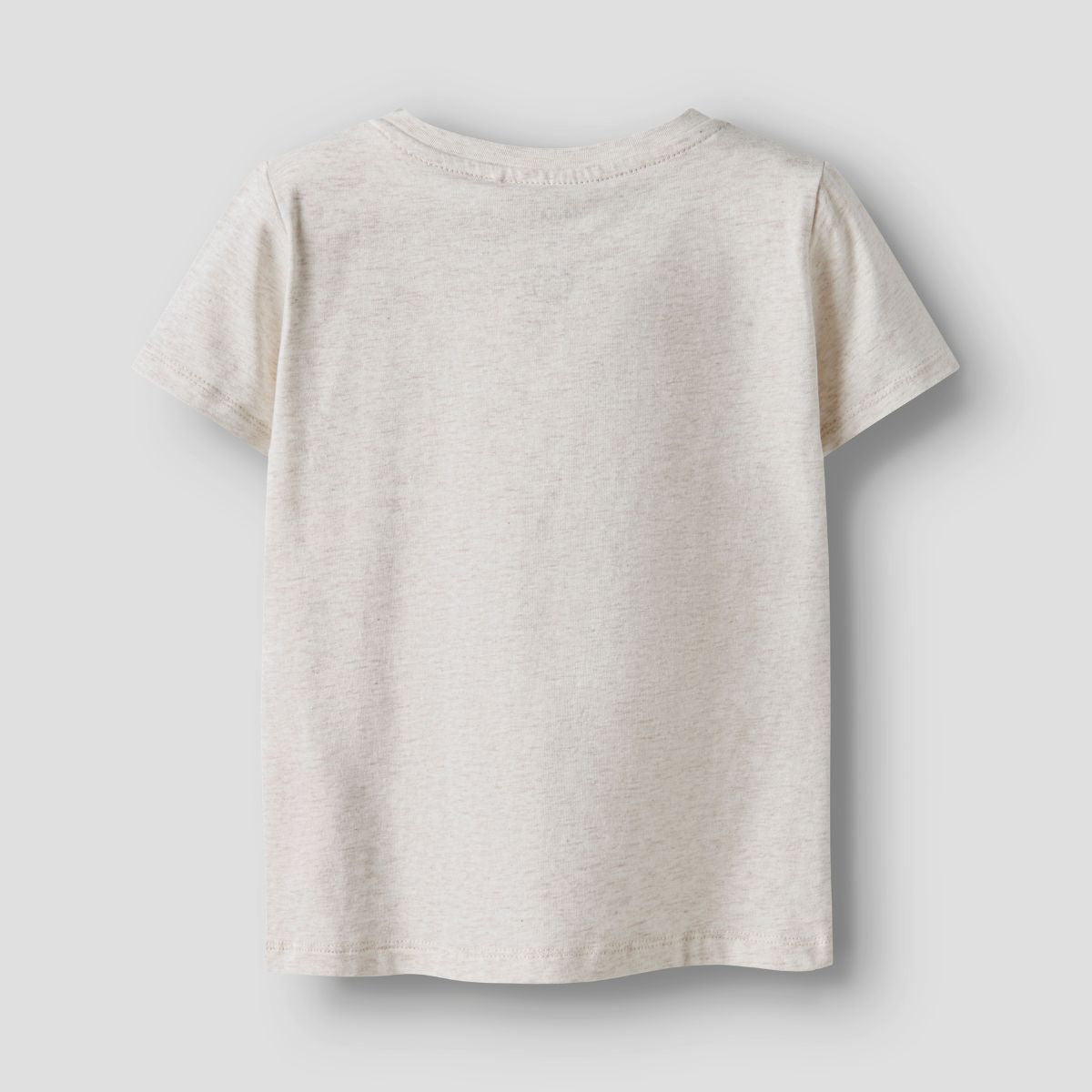 Dit lieve shirt is de ideale basis voor comfortabele en schattige outfits. Het darlingas shirt in de kleur peyote melange van het merk Name It is gemaakt van katoen en elastaan en voelt dan ook lekker zacht aan. VanZus