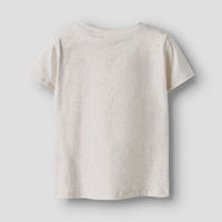 Dit lieve shirt is de ideale basis voor comfortabele en schattige outfits. Het darlingas shirt in de kleur peyote melange van het merk Name It is gemaakt van katoen en elastaan en voelt dan ook lekker zacht aan. VanZus