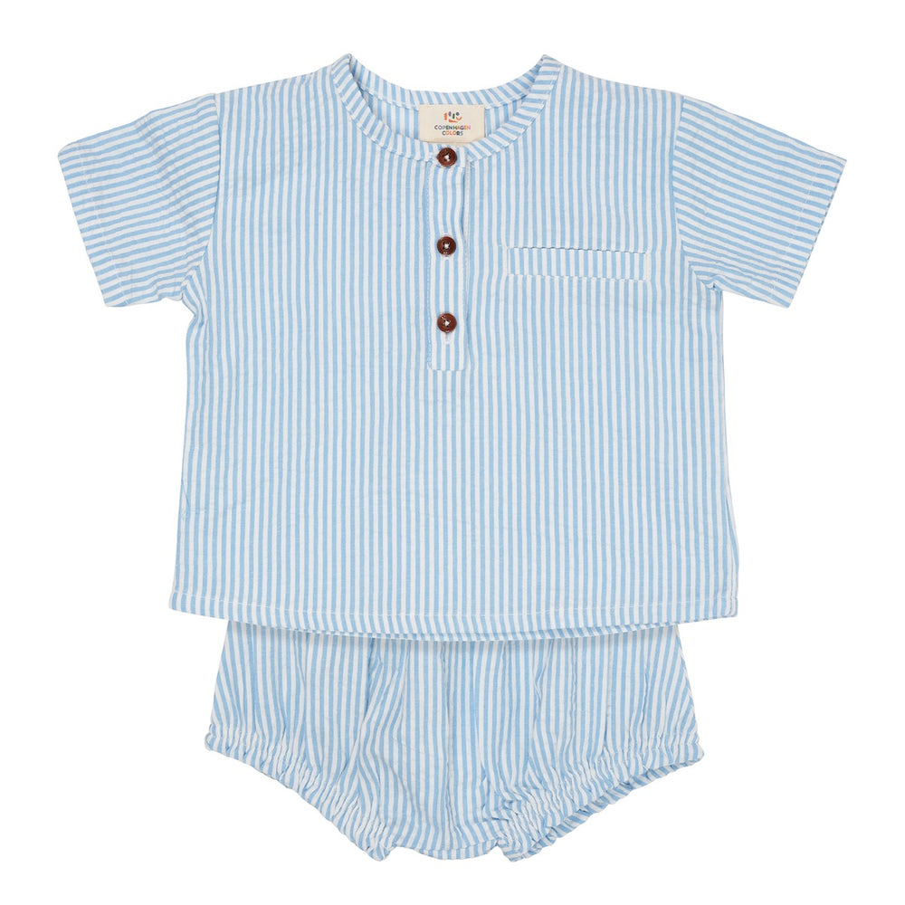 Het Copenhagen Colors seersucker baby setje in de kleur blue cream stripe is een super schattig zomers pakje voor baby’s. De set bestaat uit een topje en een bloomertje. VanZus.