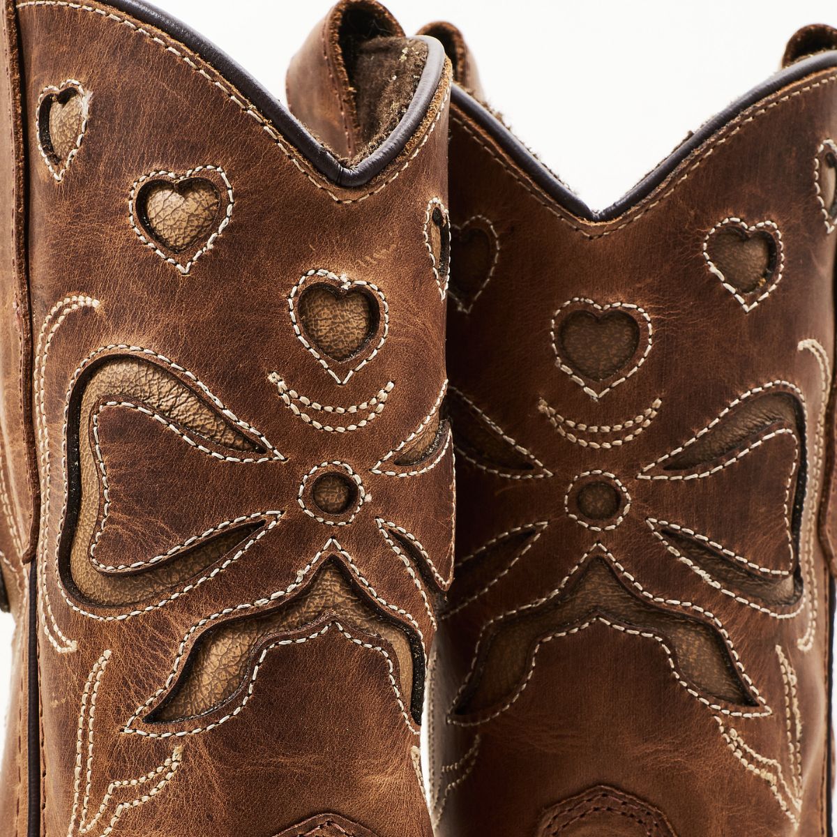 De Copenhagen Colors limited ranger gevoerde cowboylaarzen cognac bow cognac zijn winterlaarzen met karakter. De binnenkant is gevoerd met wol, de buitenkant is van sterk leer. VanZus