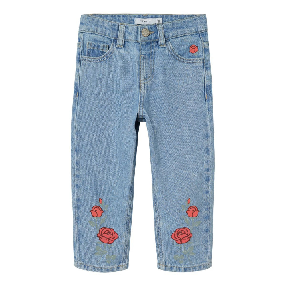 Je kleintje steelt de show in deze bella mom jeans in de kleur medium blue denim rose van het merk Name It! Deze schattige jeans is de perfecte basis van elke outfit. De schattige details geven deze broek een extra touch waarmee elke outfit een eyecatcher wordt! VanZus