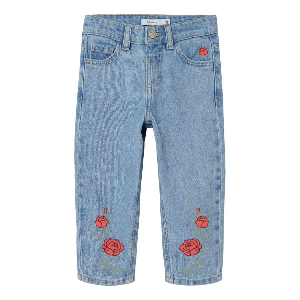 Je kleintje steelt de show in deze bella mom jeans in de kleur medium blue denim rose van het merk Name It! Deze schattige jeans is de perfecte basis van elke outfit. De schattige details geven deze broek een extra touch waarmee elke outfit een eyecatcher wordt! VanZus