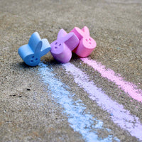 Voor creatieve kindjes: stoepkrijt duckie's fluffle roze van TWEE. Een set bestaat uit 6 konijntjes in de kleuren roze, paars en blauw. Biologisch afbreekbaar, herbruikbaar en niet toxisch en plasticvrij. VanZus