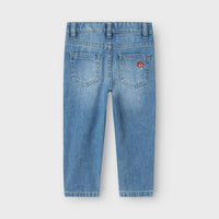 Je kleintje steelt de show in deze bella mom jeans in de kleur medium blue denim rose van het merk Name It! Deze schattige jeans is de perfecte basis van elke outfit. De schattige details geven deze broek een extra touch waarmee elke outfit een eyecatcher wordt! VanZus